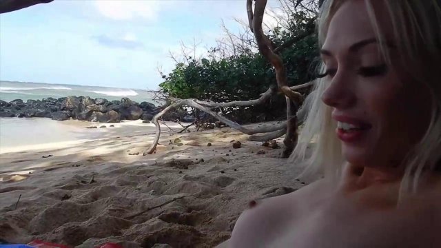Превью Худая блондинка раздевается в эротическом видео на пляже и в машине № 36036